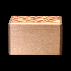 Himitsu-bako: Mame 14 Steps Yosegi & Magnolia - Vista lateral en madera de magnolia - Diseñador: Hiroyuki Oka