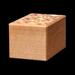 Himitsu-bako: Mame 14 Steps Yosegi & Magnolia – Diagonal view of the Magnolia wood sides – Designer: Hiroyuki Oka