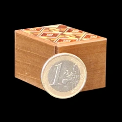 Himitsu-bako : Mame 14 Steps Yosegi & Magnolia - Vue de la boîte comparée avec une pièce de 1 euro - Créateur : Hiroyuki Oka