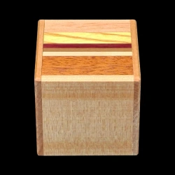 Himitsu-bako : 2 Sun 12 Steps en bois naturel – Vue aérienne côté en agathis et dessus bois de couleur – Créateur : H. Oka