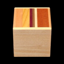 Himitsu-bako: 2 Sun 12 Steps aus Naturholz – Draufsicht: Seitenwände aus Agathis, Oberseite aus farbigem Holz – Designer: H. Oka