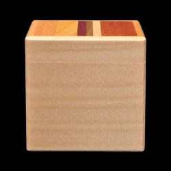 Himitsu-bako : 2 Sun 12 Steps en bois naturel – Vue d'un côté en agathis (bois clair) – Créateur : H. Oka