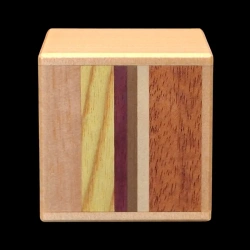 Himitsu-bako: 2 Sun 12 Steps de madera natural – Vista de la tapa con 6 maderas de diferentes colores – Diseñador: H. Oka