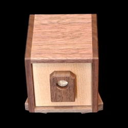 Karakuri-bako: Box Jr. – Draufsicht und Vorderansicht, Ahorn- und Nussbaumholz – Designer: Kotoya Hasebe