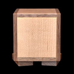 Karakuri-bako: Caja Jr. - Vista trasera de la caja, madera de arce y nogal - Diseñador: Kotoya Hasebe