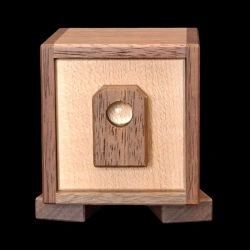 Karakuri-bako: Box Jr. - Vista frontal, madera de arce y nogal - Diseñador: Kotoya Hasebe