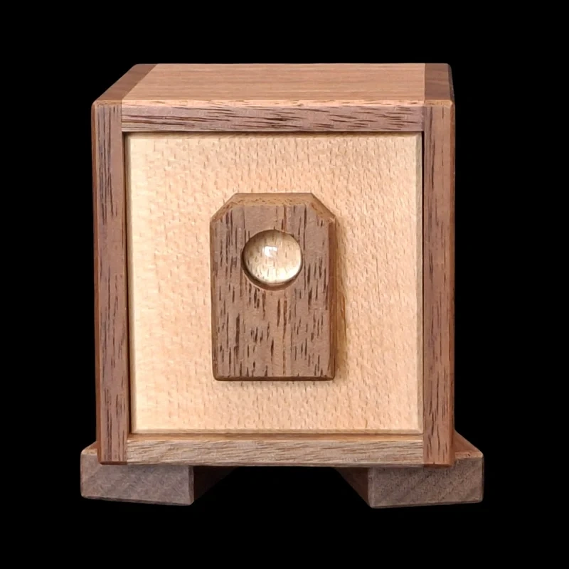 Karakuri-bako: Box Jr. – Vorderansicht, Ahorn- und Nussbaumholz – Designer: Kotoya Hasebe