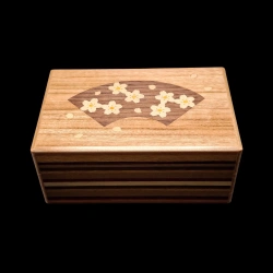 Himitsu-bako: Amanecer sobre el monte Fuji - Incrustación de marquetería - Vista trasera con flores de cerezo - Creador: Izumiya