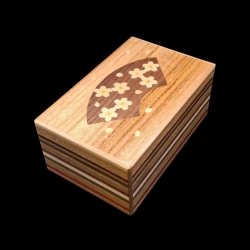 Himitsu-bako: Amanecer sobre el monte Fuji - Incrustación con marquetería - Vista lateral - Creador: Izumiya