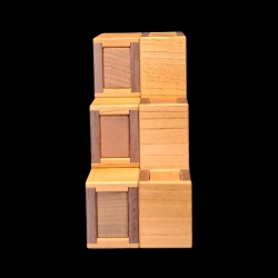 Karakuri Box: Fractal Drawer 5-unit – Ansicht der Box im „stehenden“ Zustand – Designer: Hiroshi Iwahara