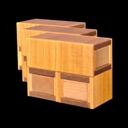 Karakuri Box: Fractal Drawer 5-unit – Diagonale Vorderansicht der Box – Designer: Hiroshi Iwahara
