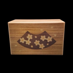 Himitsu-bako: Amanecer sobre el monte Fuji - Incrustación de marquetería - Vista trasera con flores de cerezo - Creador: Izumiya