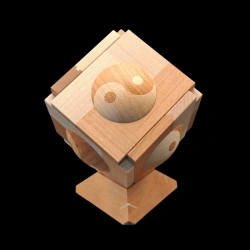 Karakuri-box : Le Pod - Vue aérienne du cube avec motifs Yin et Yang en relief : Createur - Hideaki Kawashima