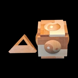 Karakuri-box: The Pod – Vista del expositor y del cubo que hay junto a él, Yin-Yang en relieve - Diseñador: Hideaki Kawashima