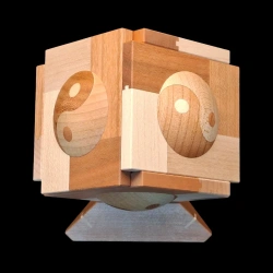 Karakuri-box: The Pod – Vista frontal del cubo en diagonal, motivos Yin-Yang en relieve - Diseñador: Hideaki Kawashima