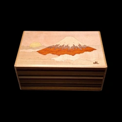 Himitsu-bako: Sonnenaufgang über dem Berg Fuji – Intarsienarbeit – Ansicht von oben – Designer: Izumiya