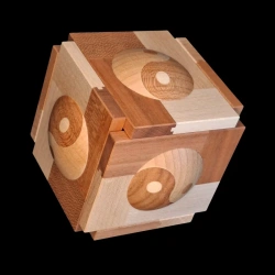 Karakuri-Box: The Pod – Draufsicht auf den Würfel mit reliefartigen Yin-Yang-Mustern - Designer: Hideaki Kawashima