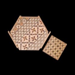 Himitsu-Bako: Hexagon 6 Steps Yosegi e Ichimatsu – Vista superior de la caja abierta por el lado Yosegi – Diseñador: H. Oka