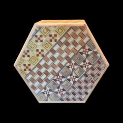 Himitsu-Bako: Hexagon 6 Steps Yosegi and Ichimatsu – Front view of the Yosegi pattern – Designer: Hiroyuki Oka