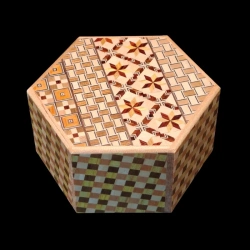 Himitsu-Bako: Sechseck 6 Steps Yosegi und Ichimatsu – Vogelperspektive mit Yosegi-Motiv – Designer: Hiroyuki Oka