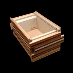 Himitsu-bako: Amanecer sobre el monte Fuji - Incrustación de marquetería - Vista de la firma en el interior - Creador: Izumiya