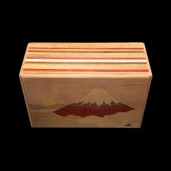 Himitsu-bako: Sonnenaufgang über dem Berg Fuji – Intarsienarbeit – Ansicht der Schachtel von der Seite – Designer: Izumiya