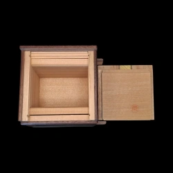 Himitsu-bako : Cube 3 Sun 18 Steps - Vue de haut de la boîte ouverte avec signature - Créateur : Hiroyuki Oka