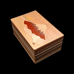 Himitsu-bako: Sonnenaufgang über dem Berg Fuji – Intarsienarbeit – Schrägansicht von oben – Designer: Izumiya