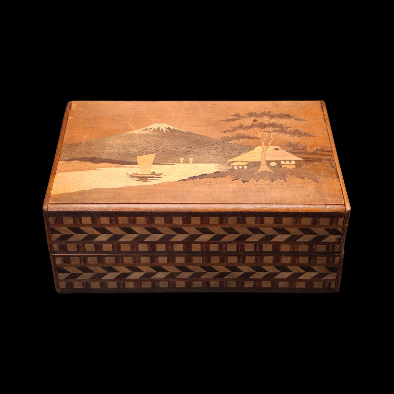 Himitsu-Bako: 4 Sun 4 Steps Fishermen & Mt Fuji – Aerial view, cover and sides in herringbone and chequered patterns