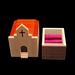 Karakuri Box: Die Kirche – Blick von oben mit Box für violettes Kissen – Designer: Hiroshi Iwahara