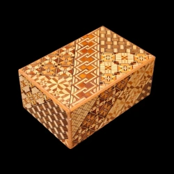 Himitsu-bako: 4 Sun 4 Steps “Hakone Museum” – Diagonal left aerial view of the reverse side of the koyosegi patterns