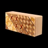 Caja mágica Karakuri: Vista en diagonal a la derecha del lateral superior de la caja, con sus motivos tradicionales koyosegi