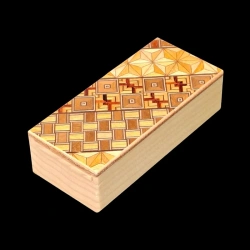 Boîte magique Karakuri : Vue aérienne en diagonale gauche dessus de la boîte et son motif traditionnel koyosegi