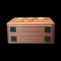 Karakuri Box : "Antique Radio" - Vue du dessous avec patins de protection - Création : Hiroshi Iwahara