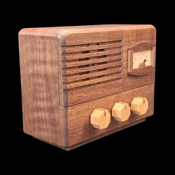 Karakuri Box : Antique Radio - Vue en diagonale - Création : Hiroshi Iwahara