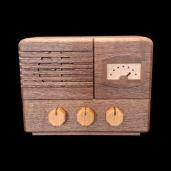 Antique Radio – Vorderansicht mit den drei Knöpfen, dem Radio-Drehregler und dem Lautsprecher – Entwurf: H. Iwahara