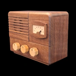 Karakuri Box : "Antique Radio" - Vue en diagonale opposée - Création : Hiroshi Iwahara