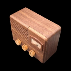 Karakuri Box : "Antique Radio" - Vue aérienne en diagonale du dessus et face - Création : Hiroshi Iwahara