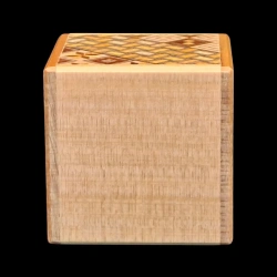 Himitsu-Bako: Cube 2 Sun 7 Steps - Vista lateral en madera natural - Diseñador: Hiroyuki Oka