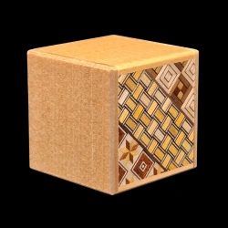 Himitsu-Bako: Cube 2 Sun 7 Steps – Diagonal view in Yosegi-Zaiku with natural wood sides – Designer: Hiroyuki Oka