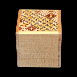 Himitsu-Bako: Cube 2 Sun 7 Steps – Aerial view, top in Yosegi-Zaiku and sides in natural wood – Designer: Hiroyuki Oka