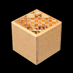 Cube 2 Sun 7 Steps – Diagonale Draufsicht auf eine Seite aus Yosegi-Zaiku und Seiten aus Naturholz – Designer: Hiroyuki Oka