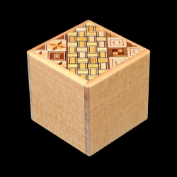 Cube 2 Sun 7 Steps – Diagonale Draufsicht aus der Vogelperspektive in Yosegi-Zaiku und Seiten aus Naturholz – Designer: H. Oka