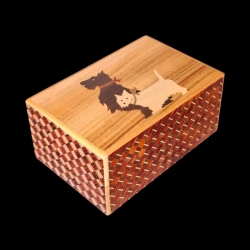 Himitsu-Bako: 5 Sun 21 Steps Maiko en el Monte Fuji e Inu - Vista aérea en diagonal del motivo de los perros Scottish Terrier