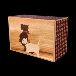 Himitsu-Bako: 5 Sun 21 Steps Maiko en el Monte Fuji e Inu - Vista en diagonal del motivo de los Scottish Terriers