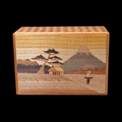 Himitsu-Bako : 4 Sun 7 Steps Rêverie au Mt Fuji - Vue de face de la marqueterie d'une maison au bord d'un lac et du Mt Fuji