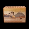 Himitsu-Bako: 4 Sun 7 Steps – Träumerei am Fuji – Vorderansicht der Intarsienarbeit, die ein Haus am Seeufer und den Fuji zeigt