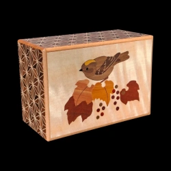 Himitsu-Bako : 4 Sun 27 Steps Oiseau-Kuroasa - Vue en biais de la face principale d'un oiseau sur des feuilles en marqueterie