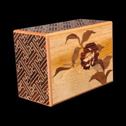 4 Sun 27 Steps Flowers and Sayagata – Diagonal view of the marquetry camellia and one side featuring the Sayagata pattern