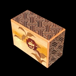 Himitsu-Bako : 4 Sun 27 Steps Fleurs et Sayagata - Vue aérienne de la marqueterie du Camélia et des côtés en Sayagata
